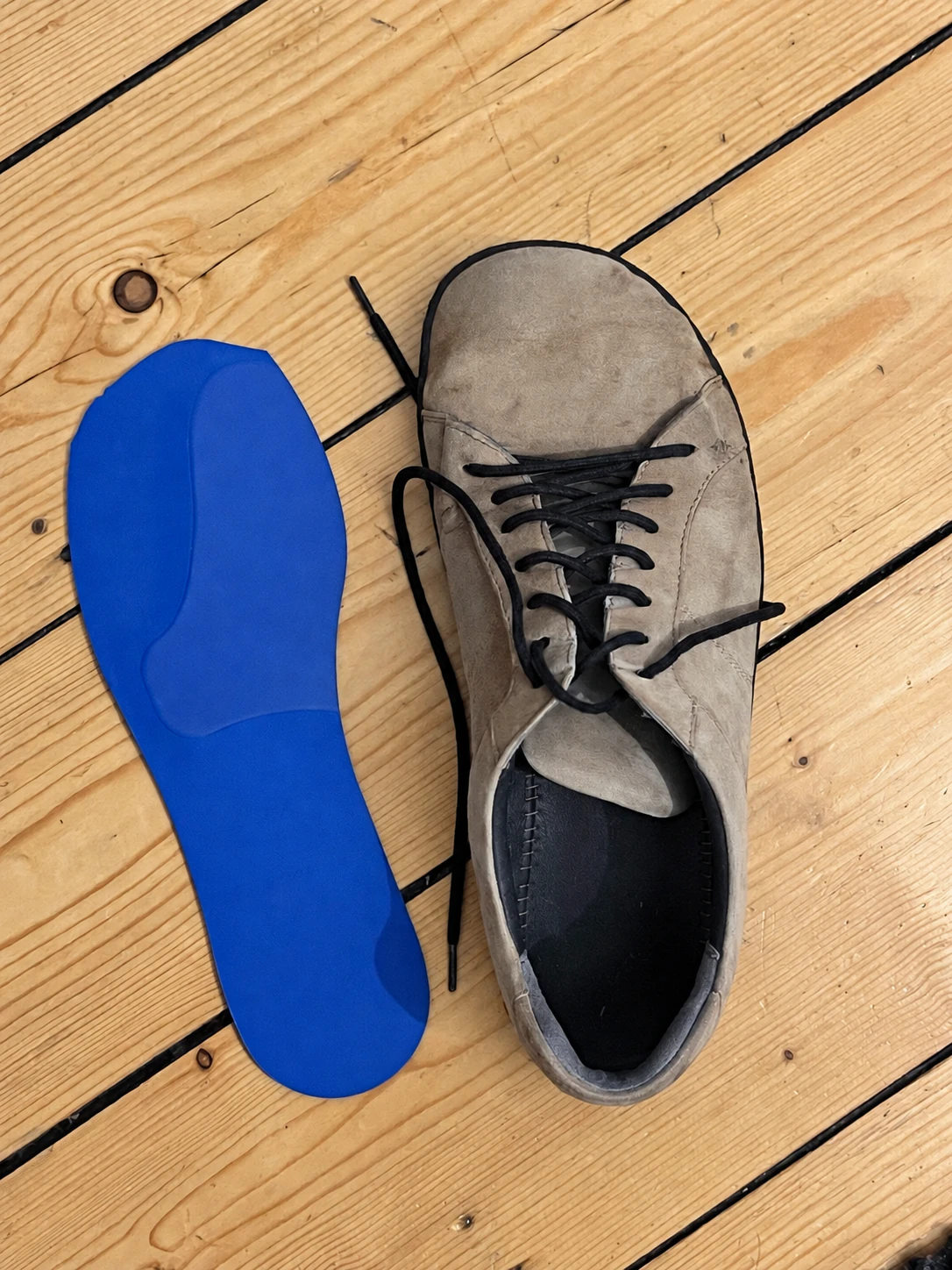 Einlegesohle neben einem Schuh